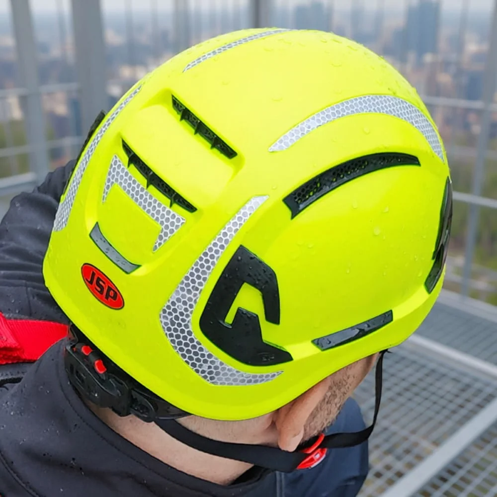 Kategoria Ochrona głowy - zbliżenie na żółty kask ochronny z odblaskami